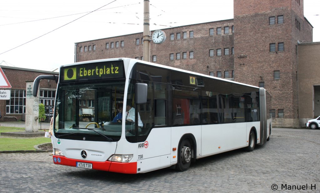 KVB 738 (K VB 738) steht hier auf dem Strassenbahn Betriebshof Kln Weidenpesch mit dem Shuttlebus zum Ebertplatz.
29.8.2010.