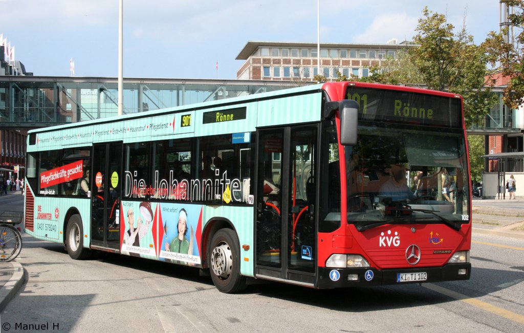 KVG 102 (KI TI 102) am HBF Kiel, 1.7.2010.
Der Bus wirbt fr die Johanniter.