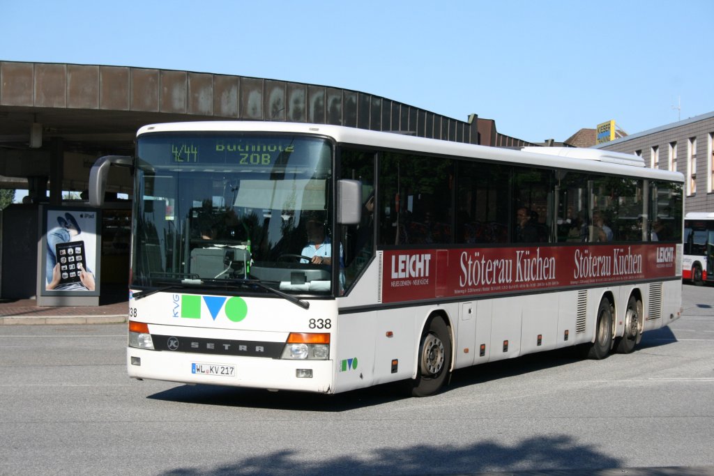 KVG 838 (WL KV 217) macht Werbung fr Stterau Kchen.
Hamburg Harburg ZOB, 17.6.2010.