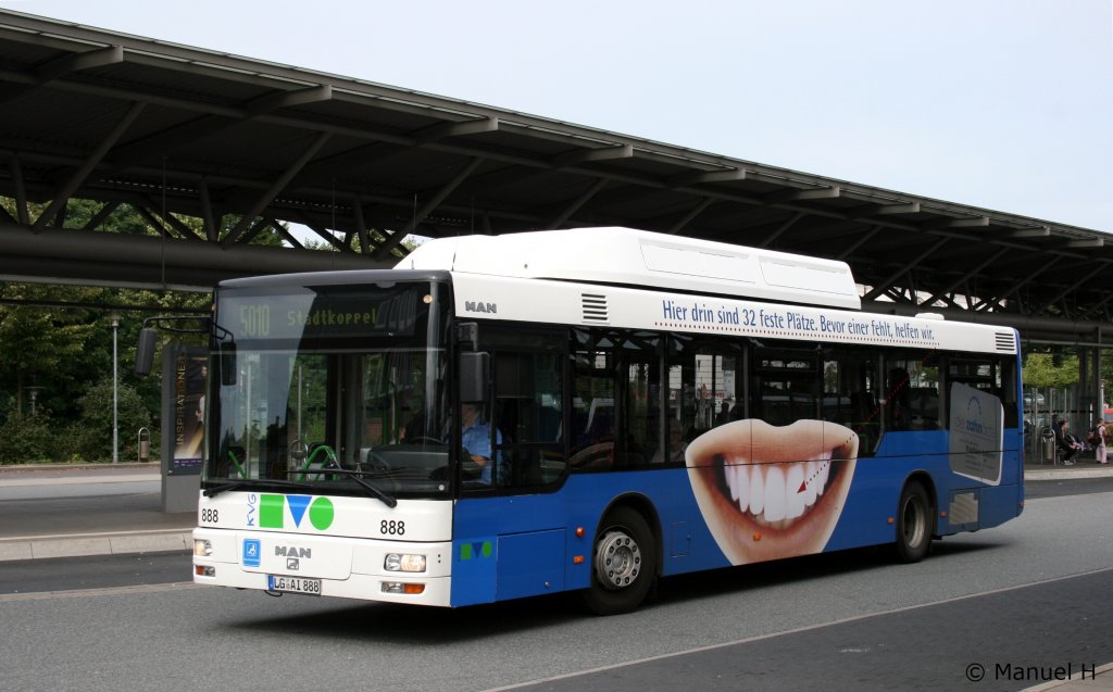 KVG 888 (LG AI 888) mit Zahnarzt Werbung.
Aufgenommen am ZOB Lneburg, 20.8.2010.