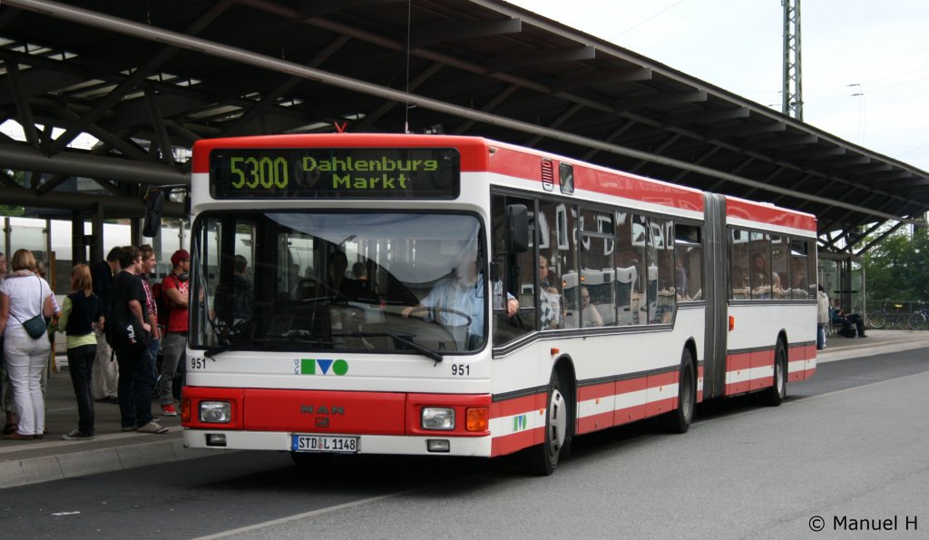 KVG 951 (STD L 1148).
Dieser Bus kommt aus Dortmund und ist dort fr die DSW21 gefahren.
Aufgenommen am ZOB Lneburg, 20.8.2010.