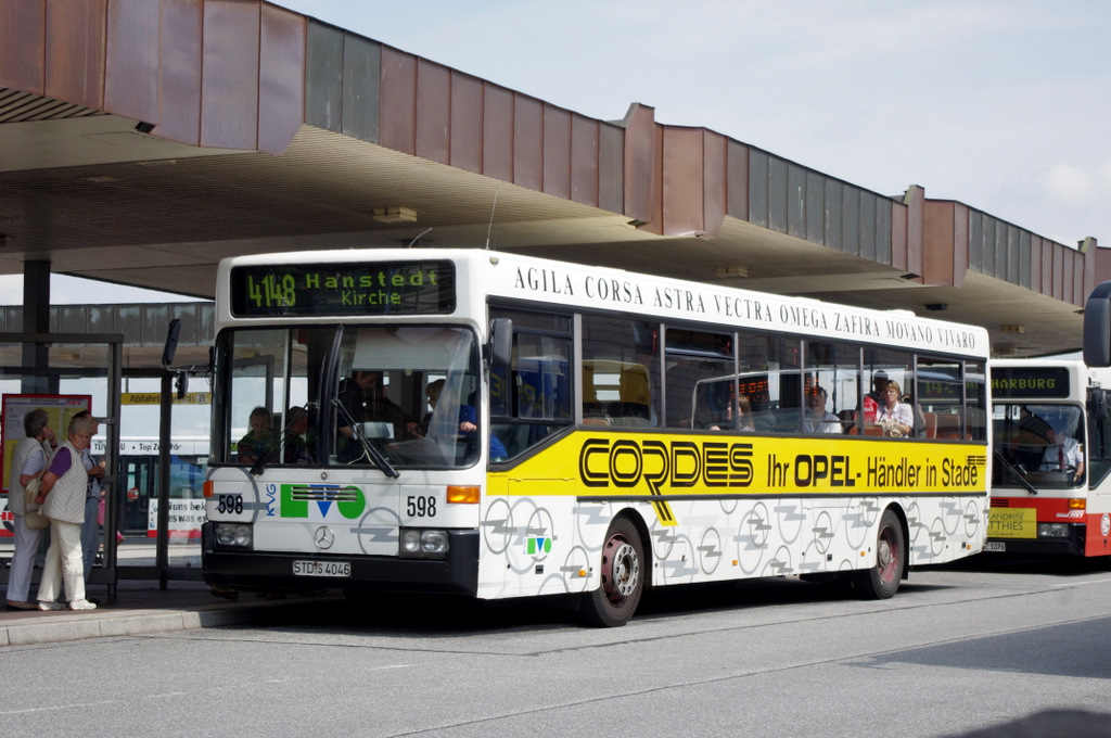 KVG O405 mit Werbung für Opel Cordes am 13.August 2010 am Bf.Harburg