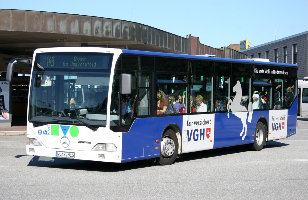 KVG (WL KV 915) mit Werbung fr VGH.
Hamburg Harburg ZOB, 17.6.2010.