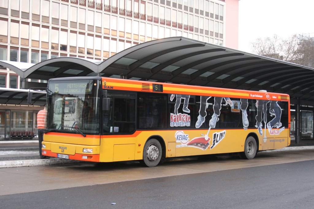 KVS (KO RY 165) mit Werbung fr KEVAG.
Hier am HBF Koblenz,12.2.2010.