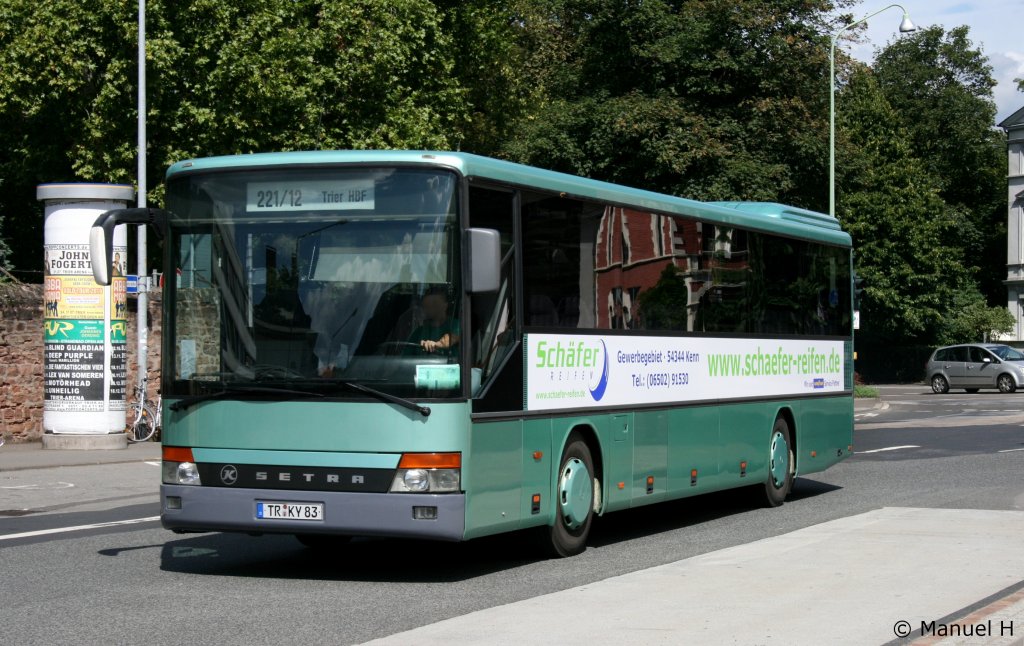 Kylltal Reisen (TR KY 83) wirbt fr Schfer Reifen.
Aufgenommen an der Porta Nigra in Trier, 19.8.2010.