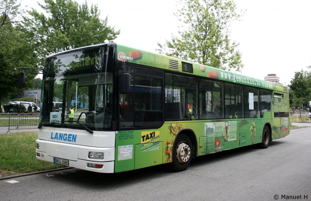 Langen Reisen (DN L 1085).
Der Bus macht Werbung rund um die Gesundheit.
Duisburg MSV Arena, 31.7.2010.