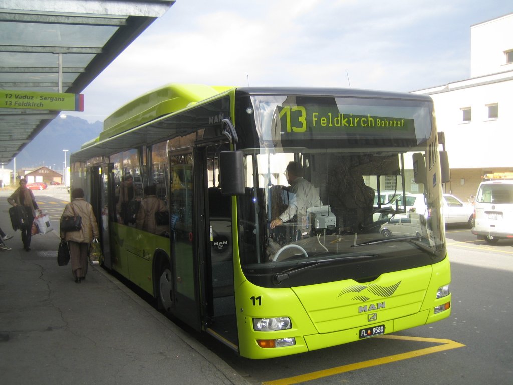 LBA Nr. 11 (MAN A20 Lion's City CNG) auf der Linie 13 nach Feldkirch am 27.11.09 in Buchs SG, Bahnhof