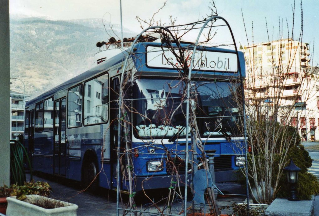 Le Bristobil, Visp Volvo/Hess (ex VBRF Regensdorf Nr. 37) am 12. Mrz 2010 bei einem Restaurant in Visp (dieser ausgediente Bus dient als eine Art Gartenbeiz vor einem Restaurant)