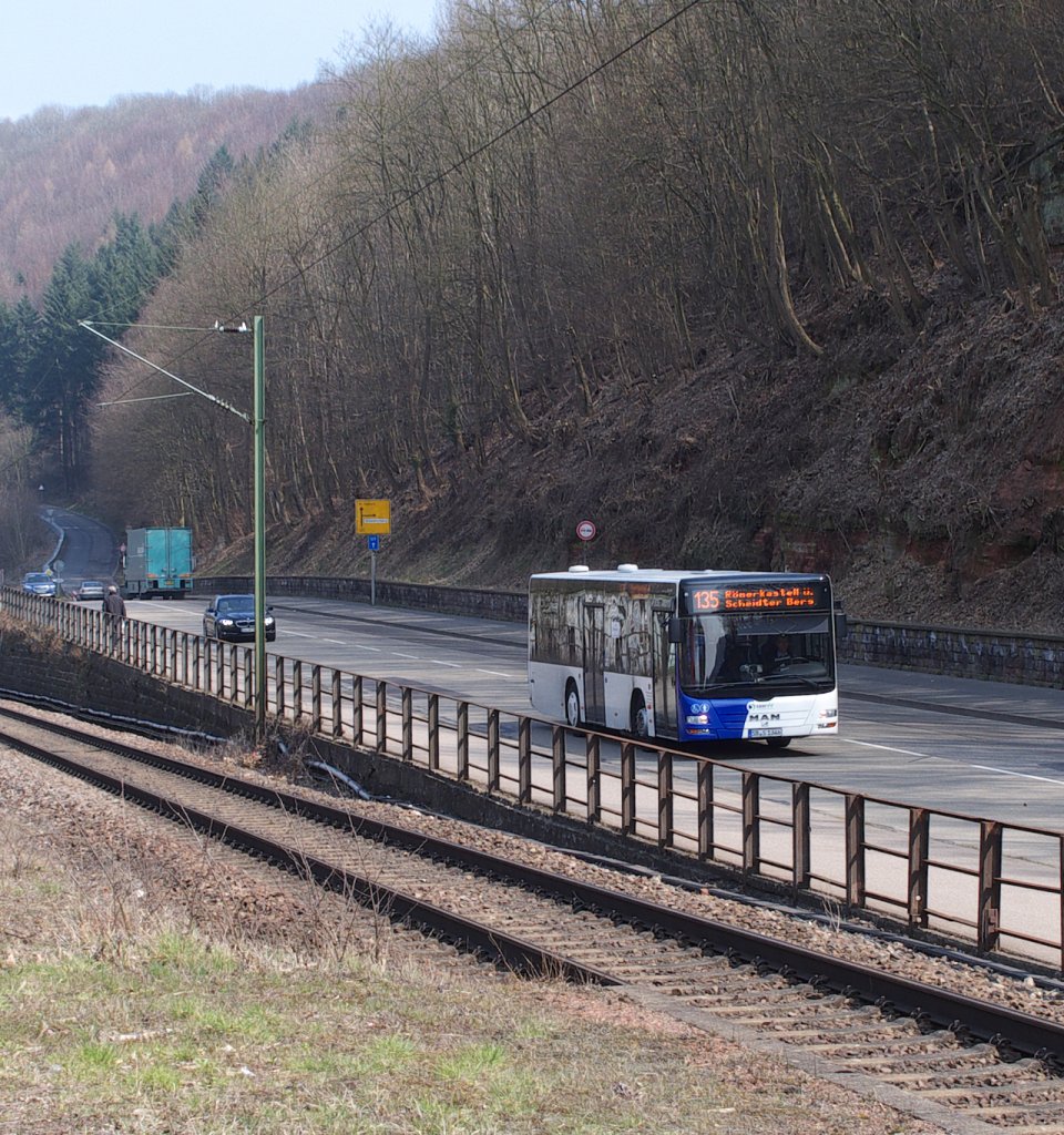 Linie 135 Scheidt - Schafbrcke - Rmerkastell der Saarbahn GmbH vormals Straenbahnen im Saartal.
MAN Lion´s City am 04.04.2013 beim DB Haltepunkt Schafbrcke.