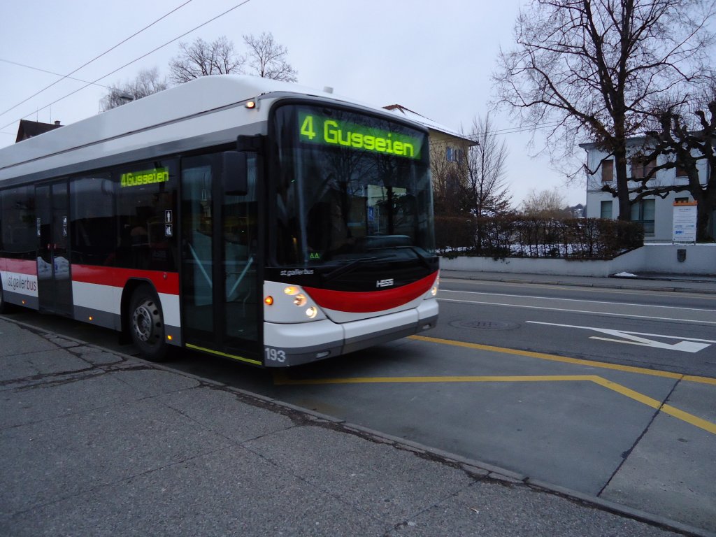 Linie 4 nach Guggeien, gefahren von einem dreiteiligem Hess Trolleybus am 6.1.11 bei der Haltestelle Grossacker.