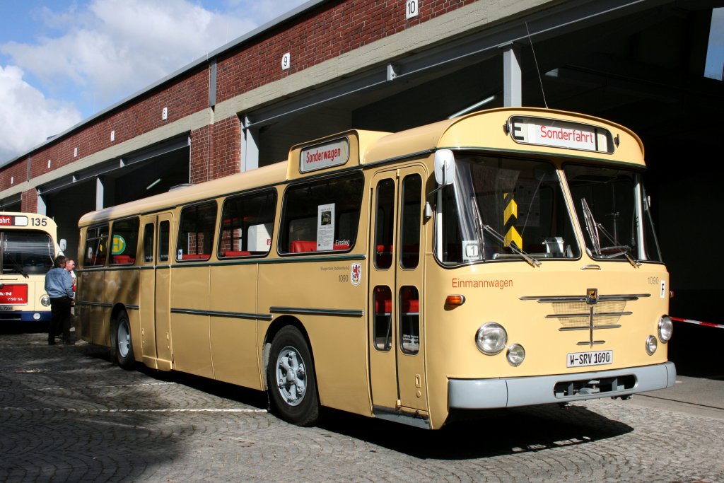 Linienbustreffen 25.9.2010 in Essen
Bssing Prfekt 13D
Dieser Bus gehrt der Stiftung Reg. Verkehrsgesellschaft, Wuppertal.