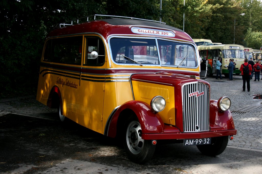 Linienbustreffen 25.9.2010 in Essen
Dieser Opel Blitz Oldtimerbus kam auch nach Essen zum Linienbustreffen.