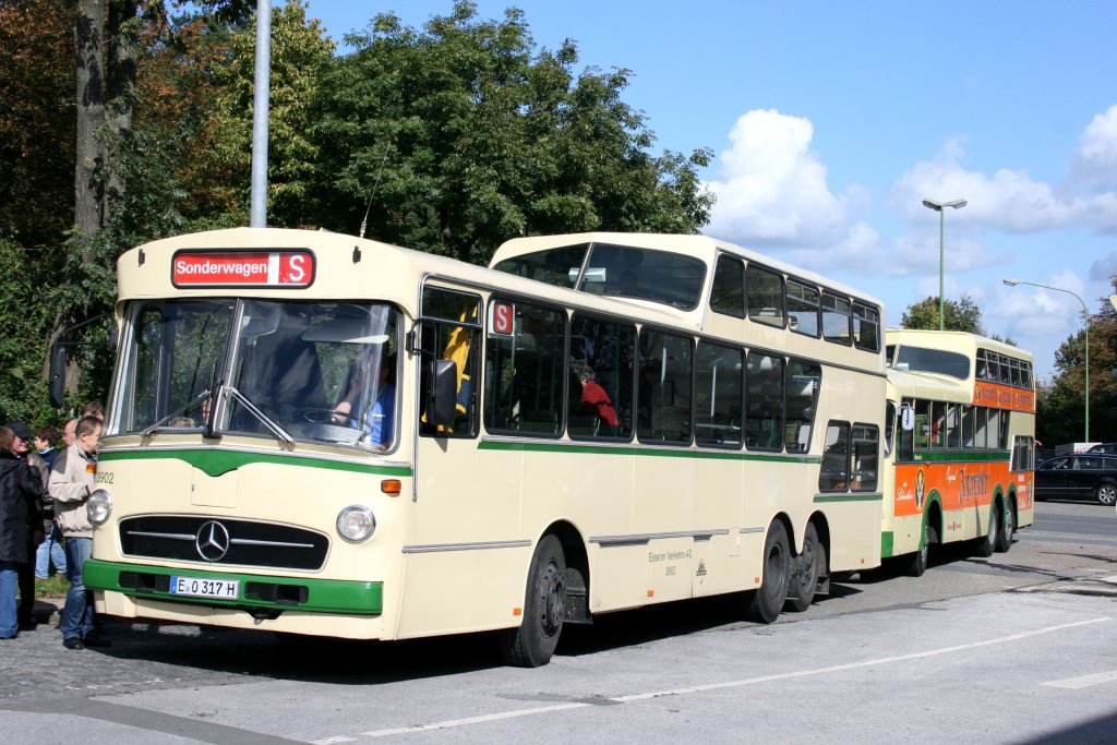 Linienbustreffen 25.9.2010 in Essen
Hier sind die 1 1/2 Decker von der EVAG und der Braunschweiger Verkehrs AG von einer Fotofahrt zurckgekommen zum EVAG Betriebshof Ruhralee.
