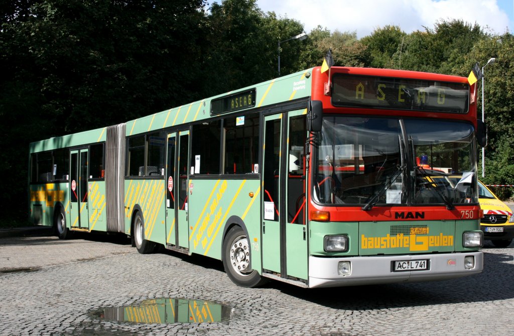 Linienbustreffen 25.9.2010 in Essen
MAN SG 242
ASEAG Aachen 750 (AL L 741) macht Werbung fr Baustoffe Geulen.
