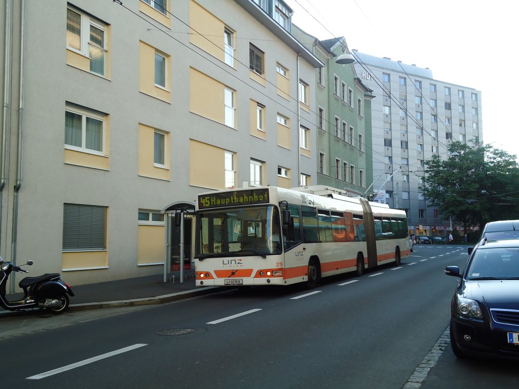 Linz Linien Nr. 219/L 3219 B Volvo Gelenktrolleybus am 10. August 2010 Linz, Karl Wiser Strasse