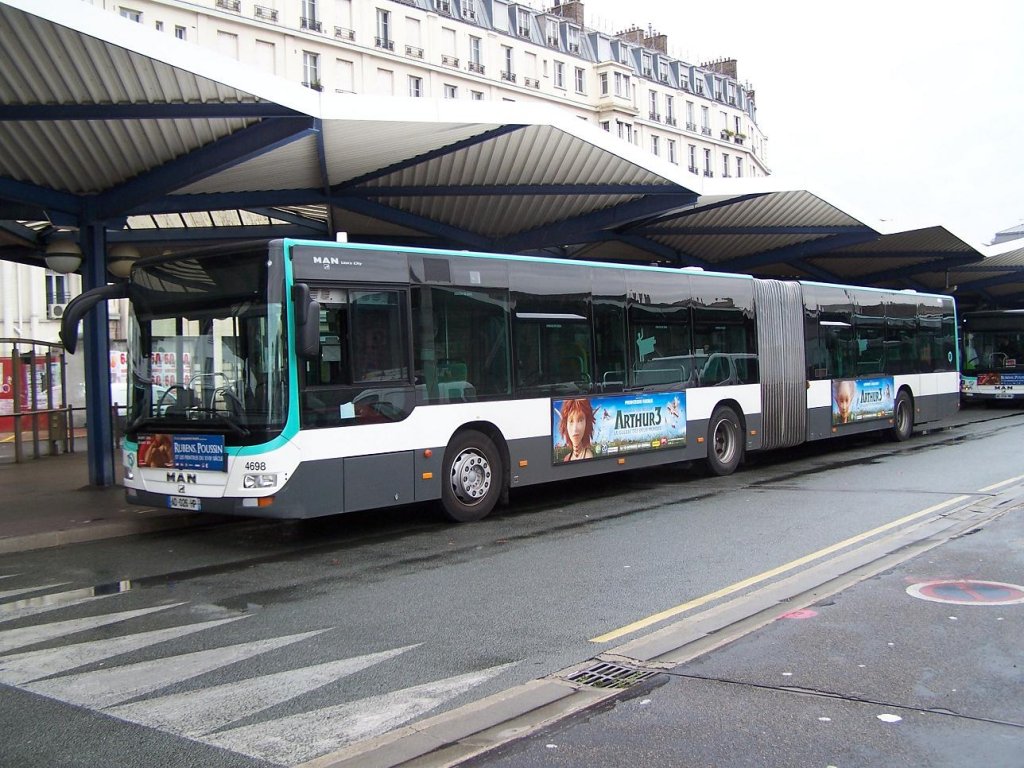 Lion's City Gelenkbus Nr 4698 der Linie 43, an der Endstation  Gare de l'Est  am 04/10/10.