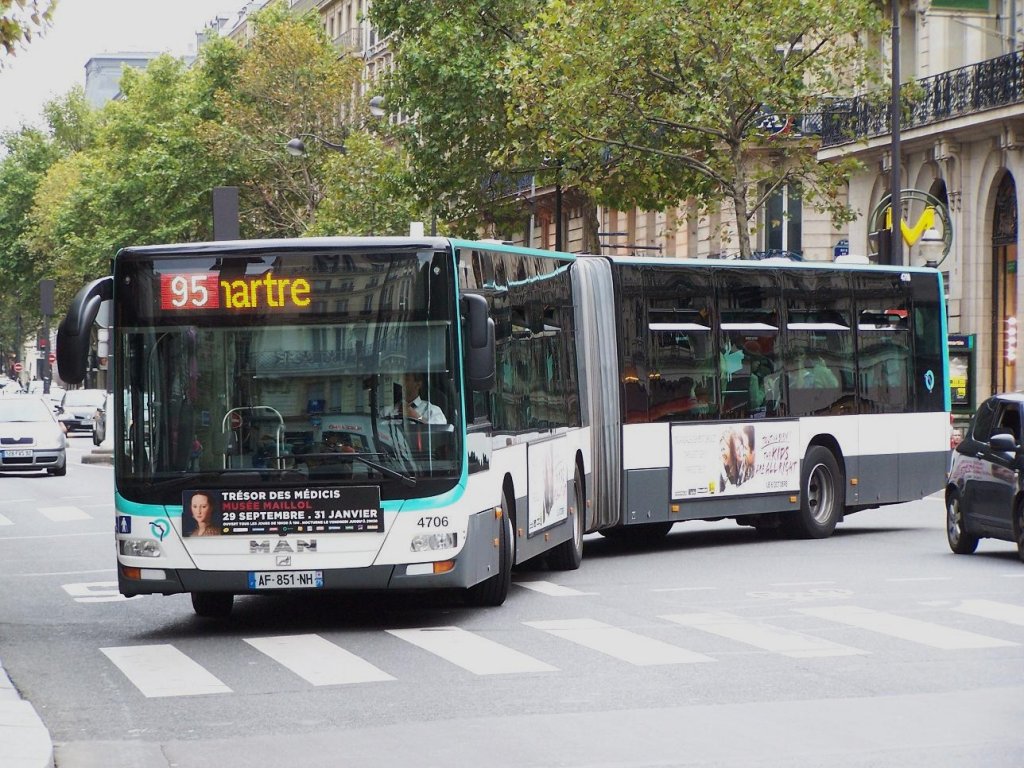 Lion's City Gelenkbus Nr 4706 der Linie 95 an der Haltestelle  Gare St-Lazare  am 03/10/10.