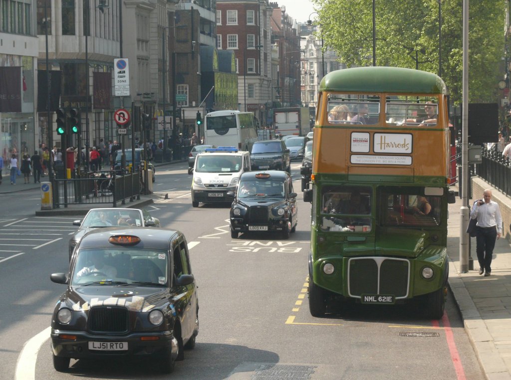 London am 22.04.2011, ein Routemaster als Werbebus fr Harrod's Kaufhaus