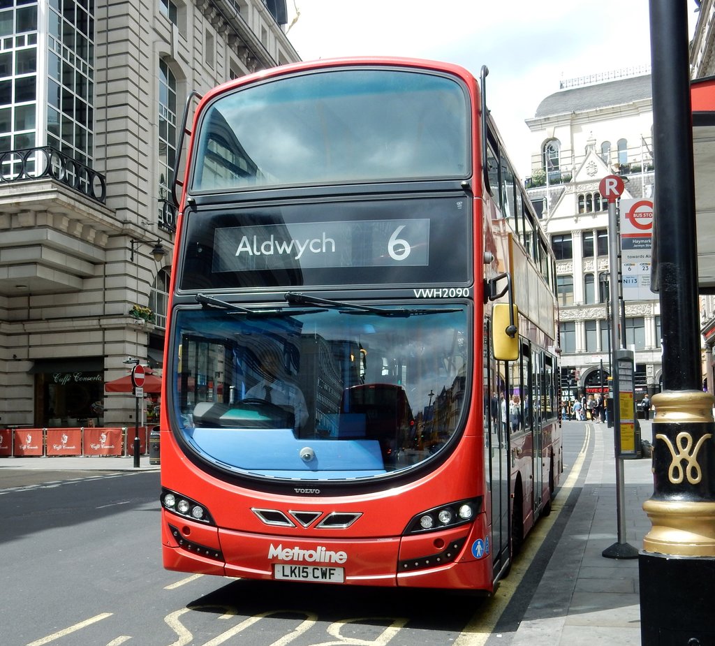 Londoner Doppelstock Bus Marke VOLVO am 05.06.17 in London