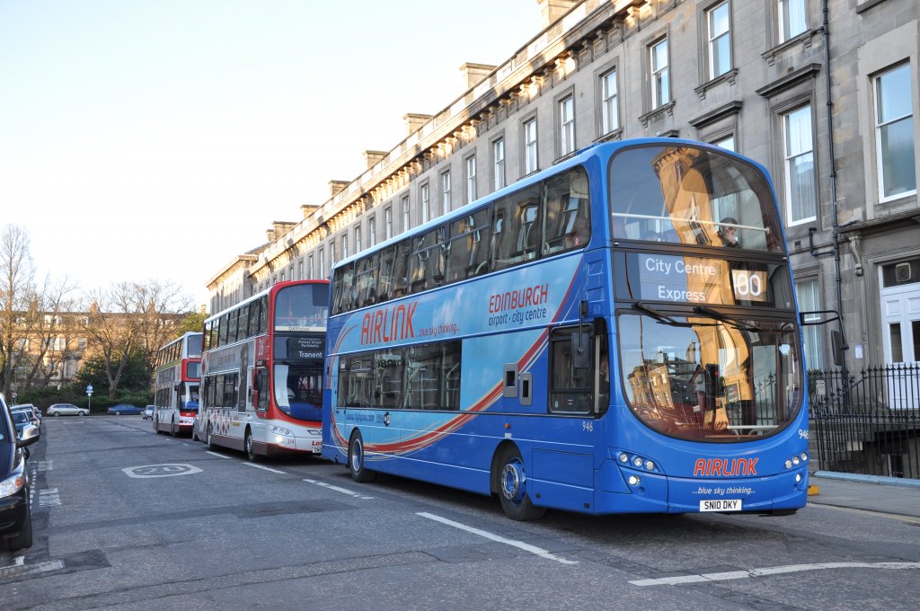 Lothian Buses, Edinburgh. 3 Doppelstcker (Airlink-Busse werden auch durch Lothian Buses betrieben) in Edinburgh, Grosvenor Street (West End). 