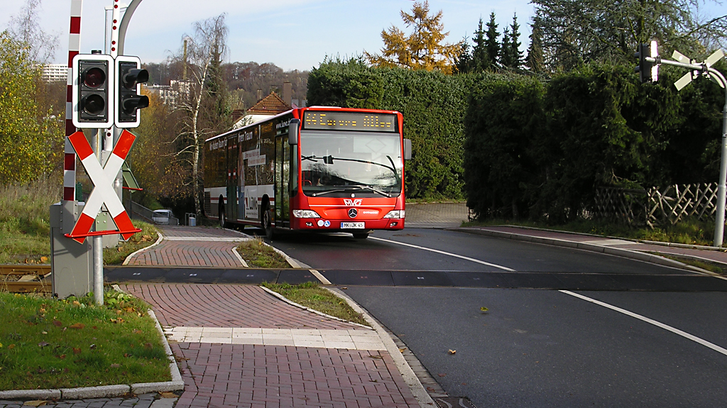 Ldenscheid: den Anstieg zum Bahnbergang  nimmt der Mercedes MK -JK 45 (Fuhrpark Kandler) zgig ...gesehen am Wermecker Grund im November 2010