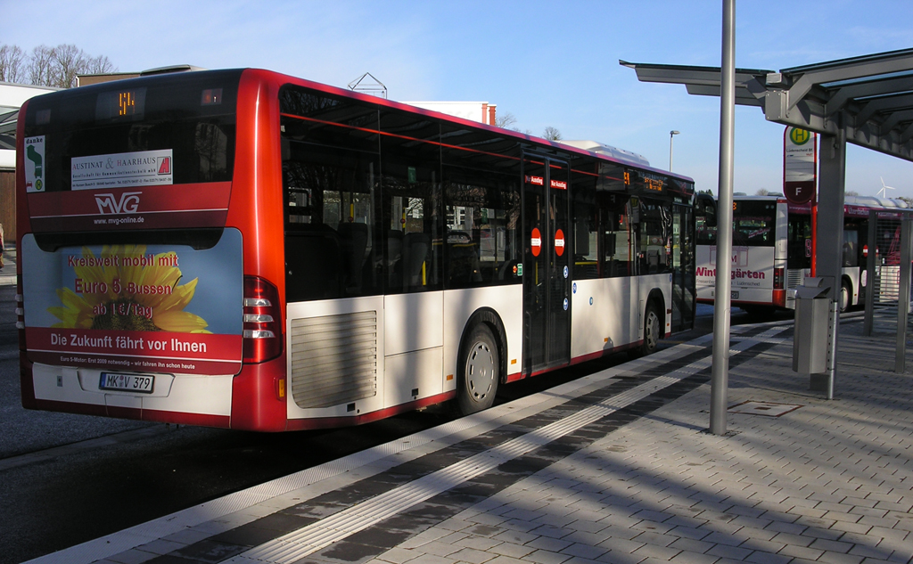 Ldenscheid: das Viertel fr BUS und BAHN  wurde in den vergangenen Monaten vllig umgestaltet und bekam einen neuen Endhaltepunkt fr die Bahn sowie einen Busbahnhof - im Vordergrund  MK- V 379 als Linie 54 an der jetzigen Haltestelle  Bahnhof  - November 2010