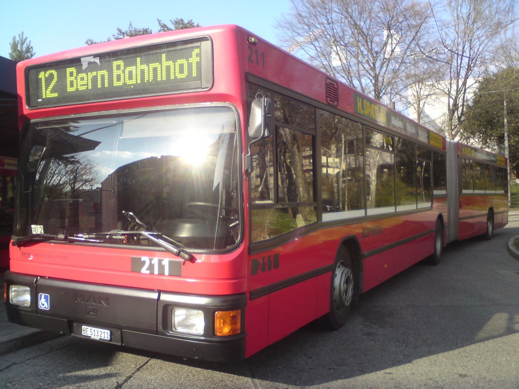 MAN 211 von Bernmobil an der Endstation Lnggasse der Linie 12. Hier als Zusatzkurs ber Mittag.(Bern Bahnhof- Lnggasse)1.04.2010