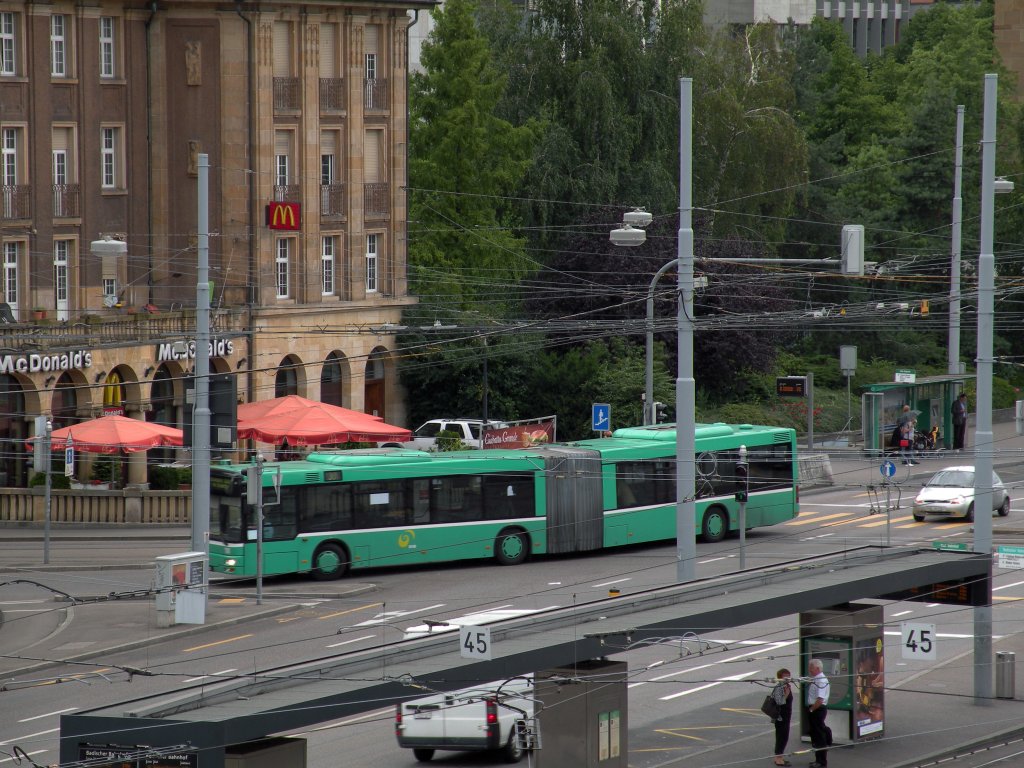 MAN Bus 756 fährt auf die Endhaltestelle der Linie 30 am Bad, Bahnhof ein. Die Aufnahme stammt vom 13.07.2009.