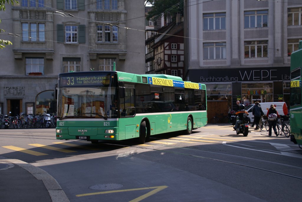 MAN Bus 821 verlsst die Haltestelle Schifflnde und fhrt Richtung Wanderstrasse auf der Linie 33. Die Aufnahme stammt vom 22.09.2008.