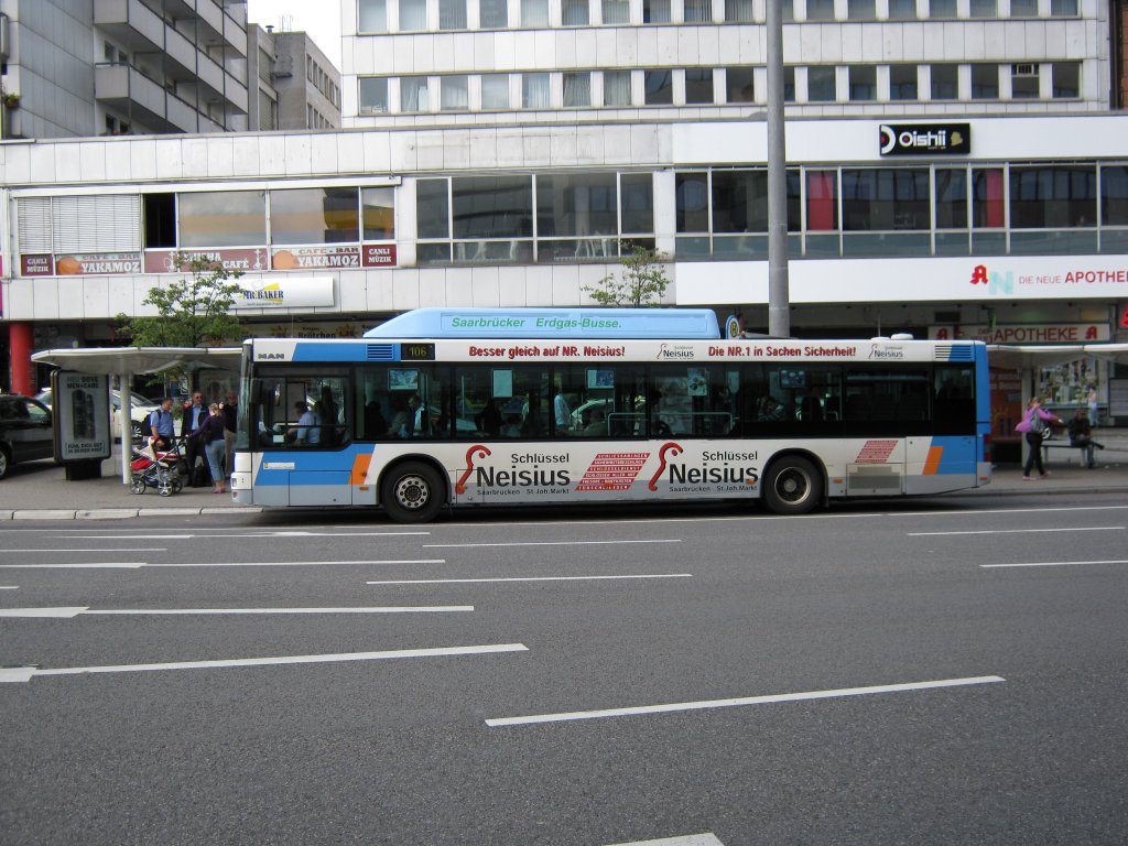MAN Bus an der Haltestelle Wilhelm Heinrich Brcke in Saarbrcken. Das Foto habe ich am 30.07.2010 in Saarbrcken gemacht.
