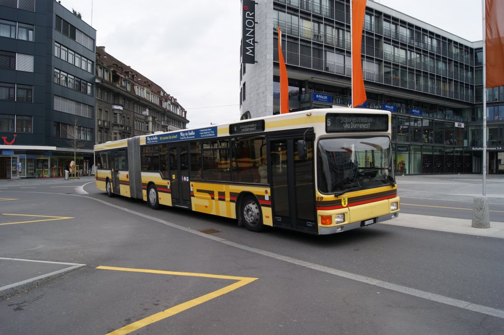 MAN Bus BE 456869 auf der Linie 5 am Bahnhof Thun. Die Aufnahme stammt vom 12.04.2010.