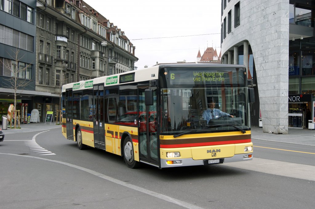 MAN Bus BE 572091 fhrt am Bahnhof Thun auf der Linie 6 ein. Die Aufnahme stammt vom 12.04.2010.