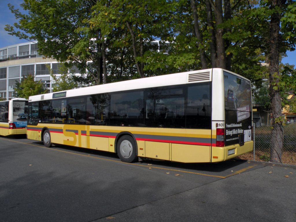 MAN Bus mit der Betriebsnummer 100 beim Abstellplatz beim Bahnhof in Thun. Die Aufnahme stammt vom 12.10.2011.