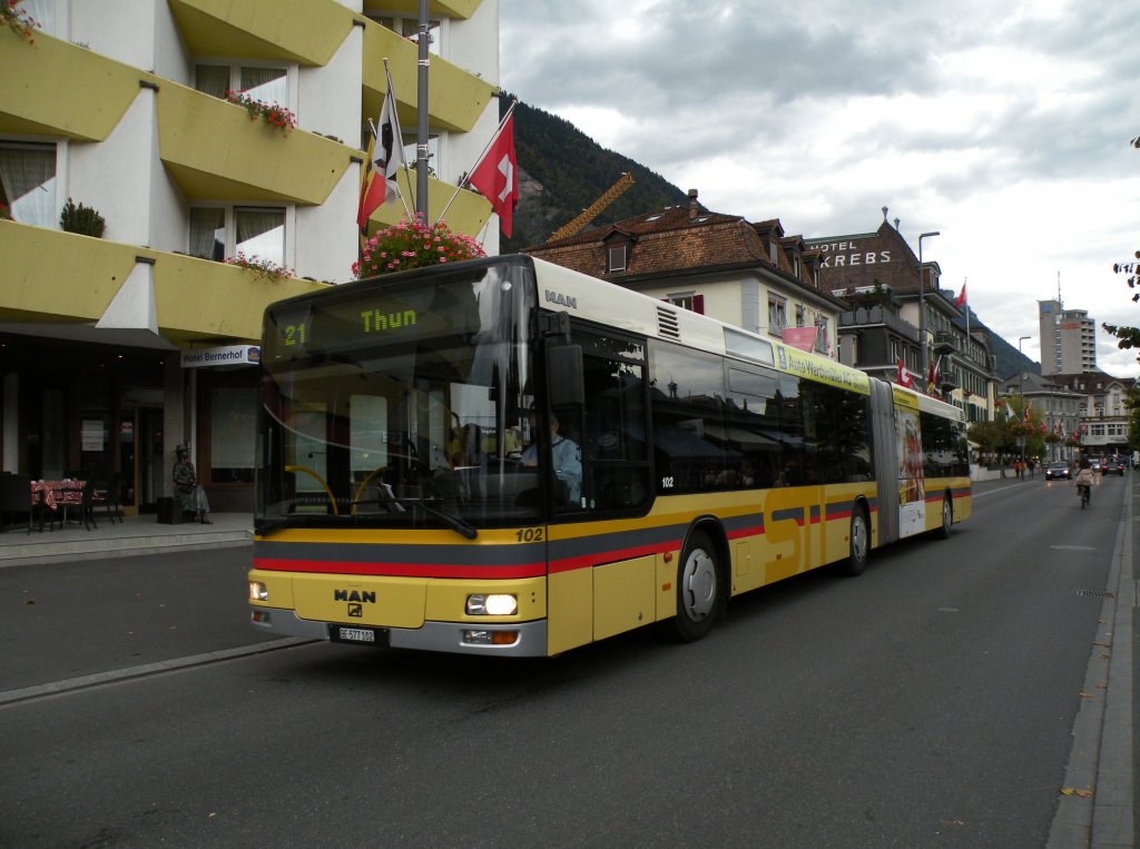 MAN Bus mit der Betriebsnummer 102 auf der Linie 21 kurz vor dem Bahnhof Interlaken Ost. Die Aufnahme stammt vom 04.10.2012.