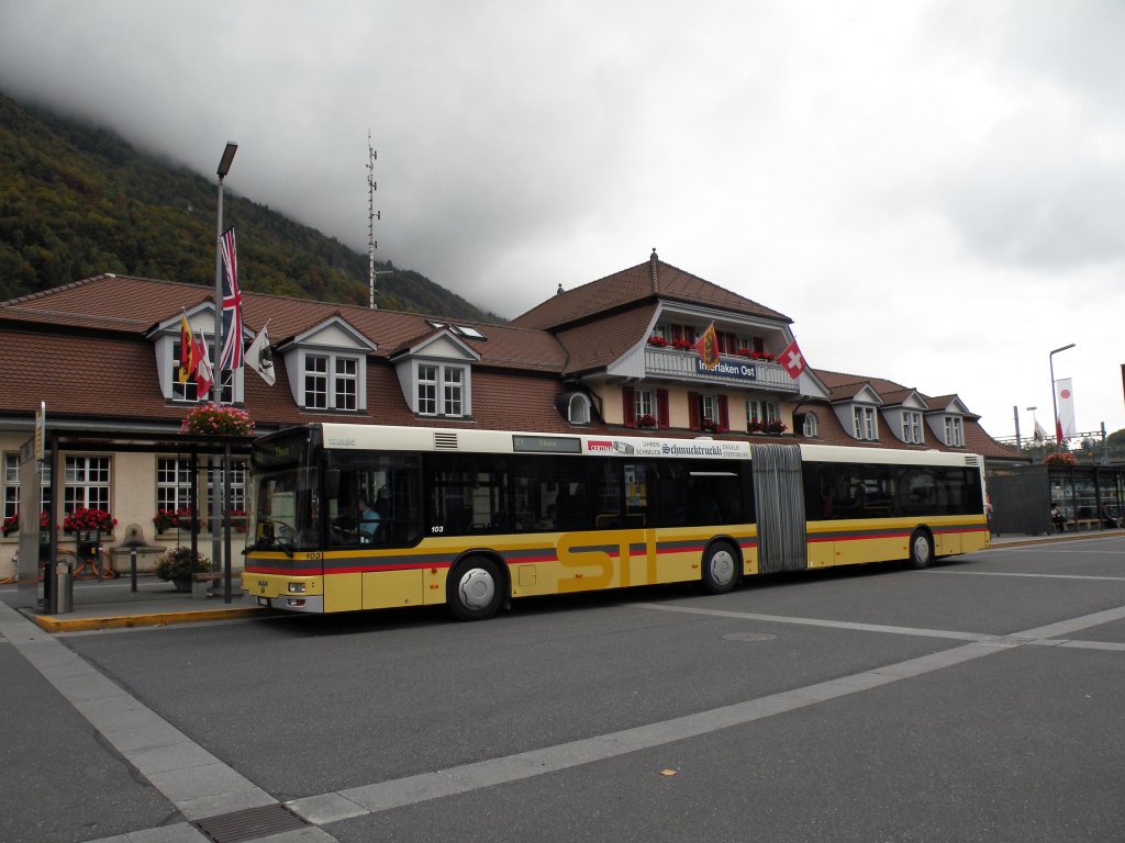 MAN Bus mit der Betriebsnummer 103 auf der Linie 21 am Bahnhof in Interlaken Ost. Die Aufnahme stammt vom 12.10.2011.