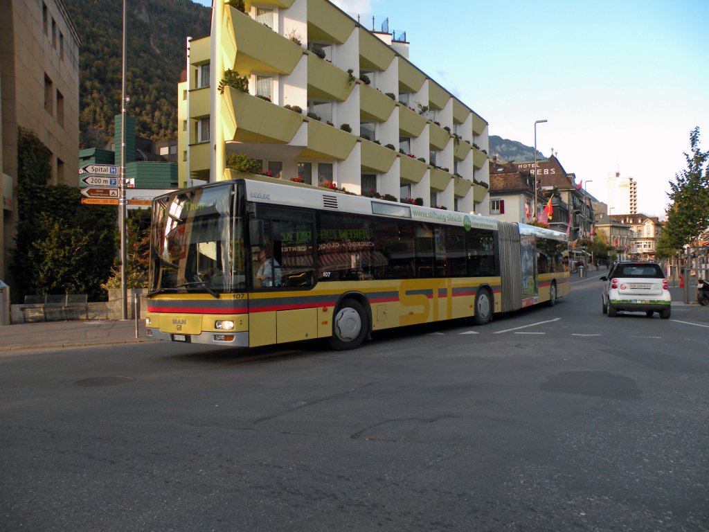 MAN Bus mit der Betriebsnummer 107 auf der Linie 21 am Bahnhof in Interlaken west. Die Aufnahme stammt vom 13.10.2011.