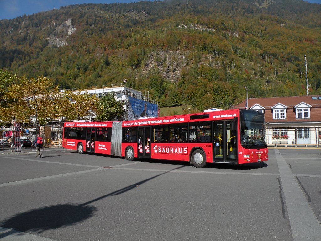 MAN Bus mit der Betriebsnummer 122 und der Vollwerbung fr das Bauhaus auf der Linie 21 fhrt am Bahnhof Interlaken Ost ein. Die Aufnahme stammt vom 13.10.2011.