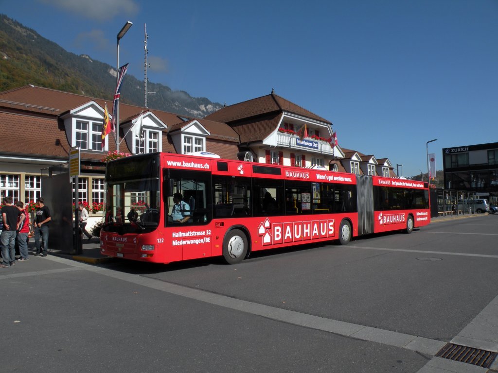 MAN Bus mit der Betriebsnummer 122 und der Vollwerbung fr das Bauhaus auf der Linie 21 am Bahnhof Interlaken Ost. Die Aufnahme stammt vom 13.10.2011.