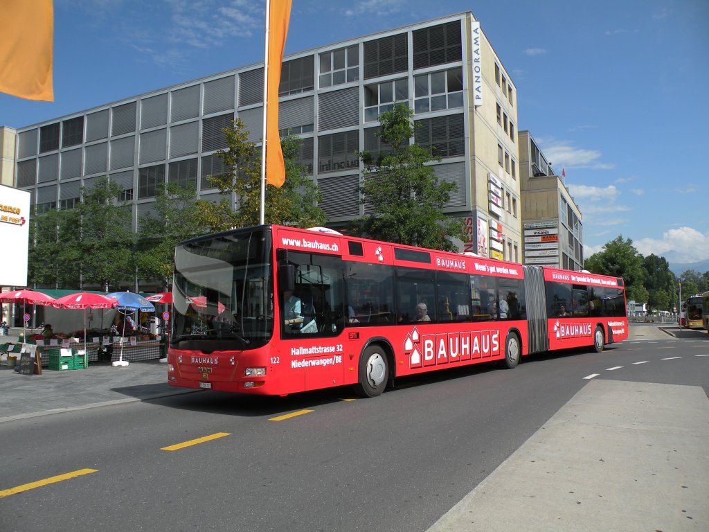 MAN Bus mit der Betriebsnummer 122 und der Vollwerbung für das Bauhaus auf der Linie 21 am Bahnhof Thun. Die Aufnahme stammt vom 04.08.2012.
