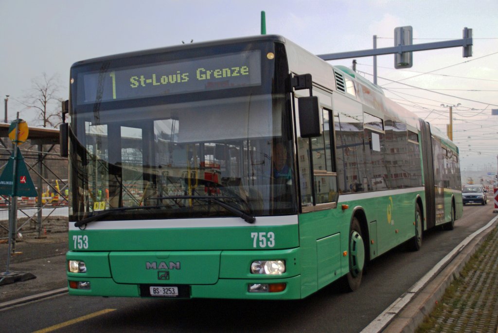 MAN Bus mit der Betriebsnummer 753 bei einem Einsatz als Tramersatz am Voltaplatz. Die Aufnahme stammt vom 13.12.2008.