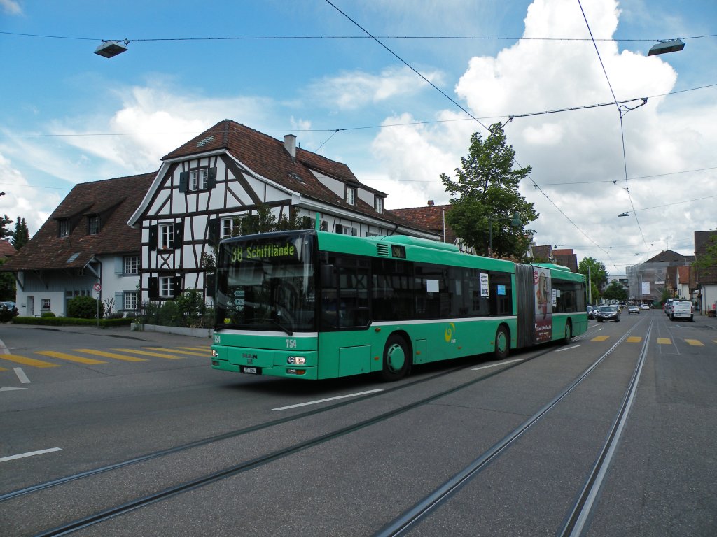 MAN Bus mit der Betriebsnummer 754 auf der Linie 38 kurz vor der Haltestelle Alschwil. Die Aufnahme stammt vom 22.05.2012.