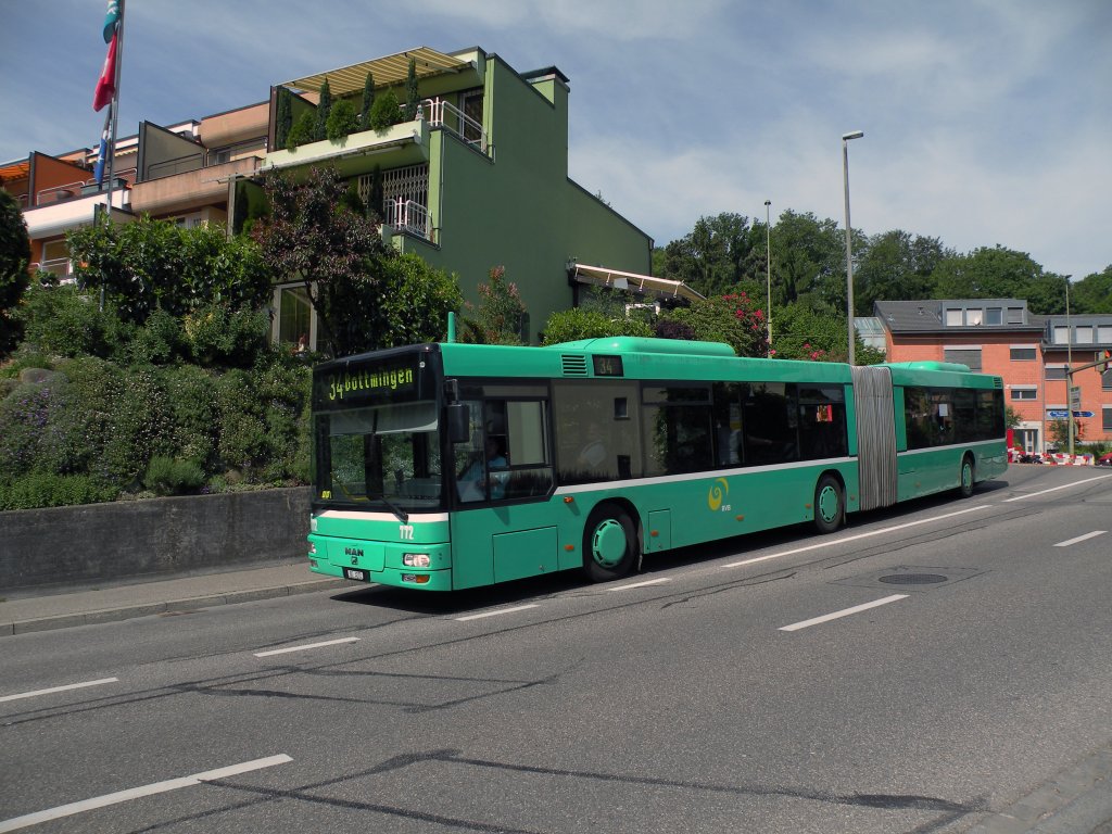 MAN Bus mit der Betriebsnummer 772 in der Schlossgasse kurz vor der Endstation Bottmingen. Die Aufnahme stammt vom 09.05.2011.