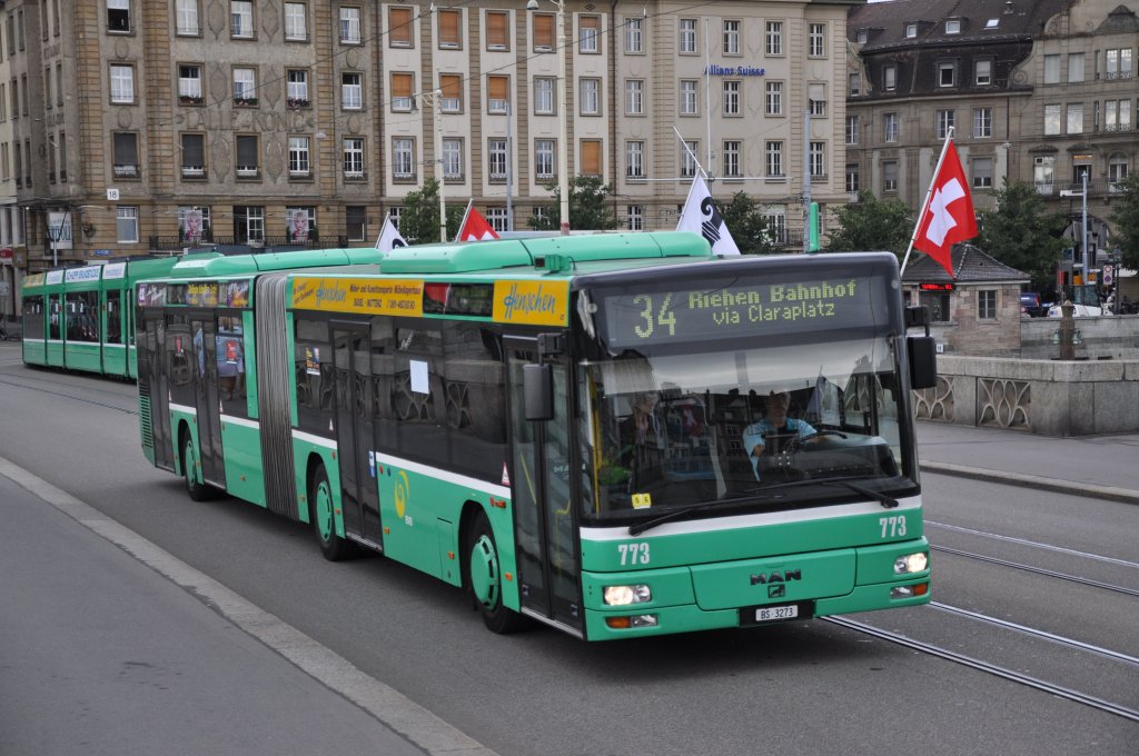 MAN Bus mit der Betriebsnummer 773 überquert die Mittlere Rheinbrücke Richtung Haltestelle Rheingasse. Die Aufnahme stammt vom 13.08.2011.
