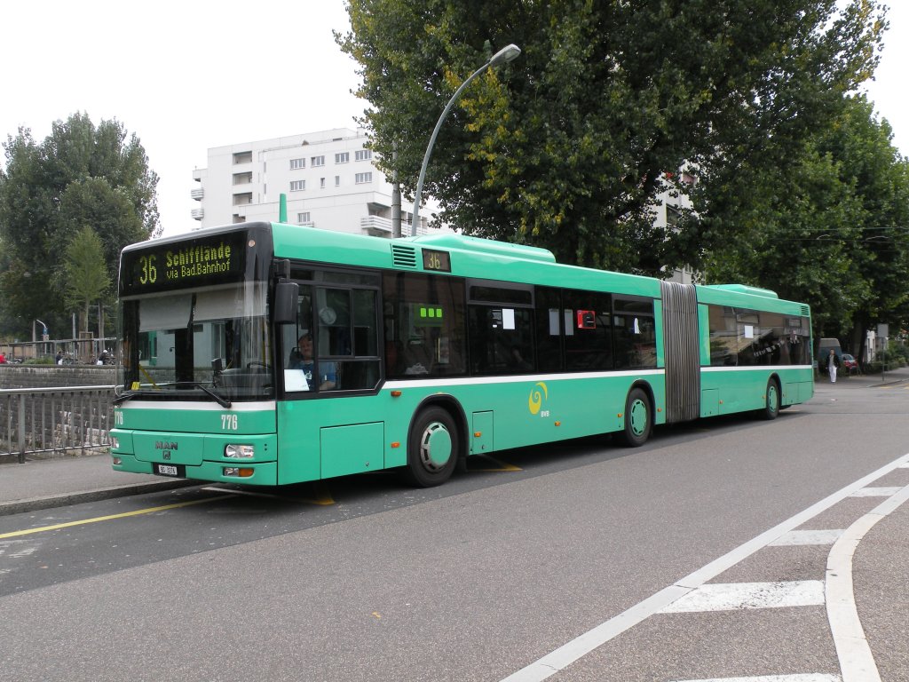 MAN Bus mit der Betriebsnummer 776 wartet an der Endhaltestelle in Kleinhningen auf seine Abfahrtszeit. Die Aufnahme stammt vom 15.09.2009.