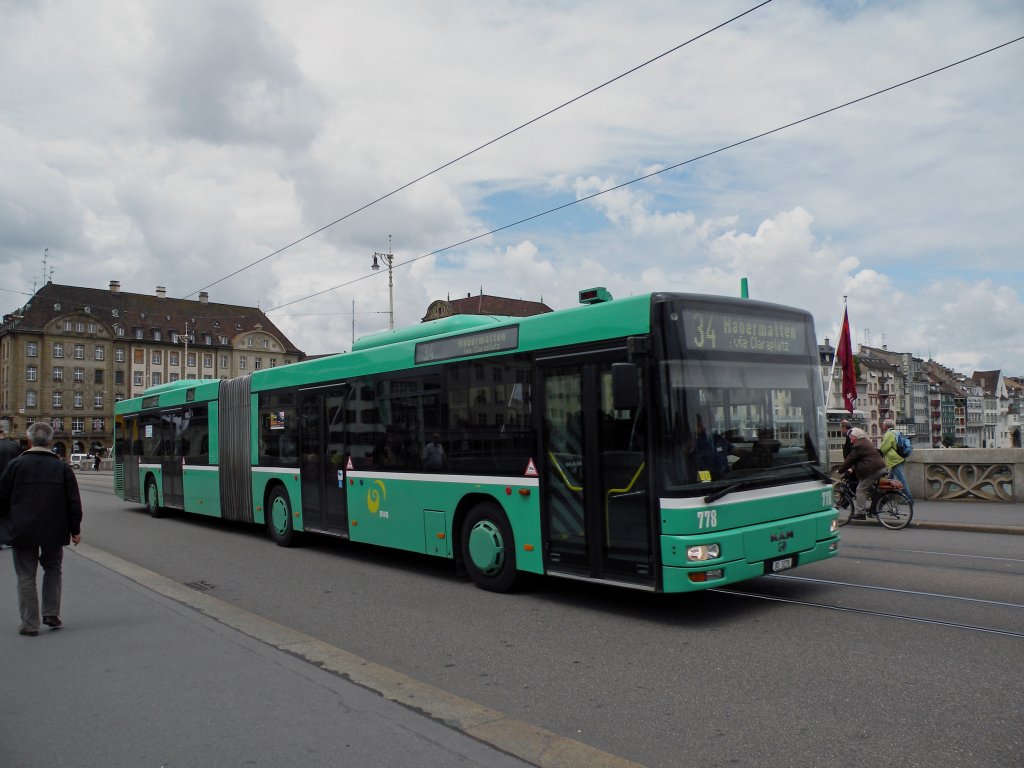 MAN Bus mit der Betriebsnummer 778 auf der Linie 34 auf der Mittleren Rheinbrücke in Basel. Die Aufnahme stammt vom 09.06.2011.