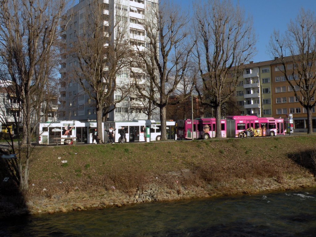 MAN Bus mit der Betriebsnummer 781 und der Vollwerbung fr energieschweiz.ch und der Mercedes Citaro mit der Betriebsnummer 720 und der Vollwerbung fr das Einkaufscenter Stcki an der Endstation der Linie 36 in Kleinhningen. Die Aufnahme stammt vom 14.01.2012.