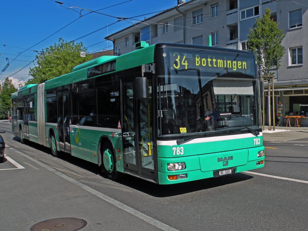 MAN Bus mit der Betriebsnummer 783 fhrt zur Haltestelle Binningen Kronenplatz. Die Aufnahme stammt vom 03.09.2010.