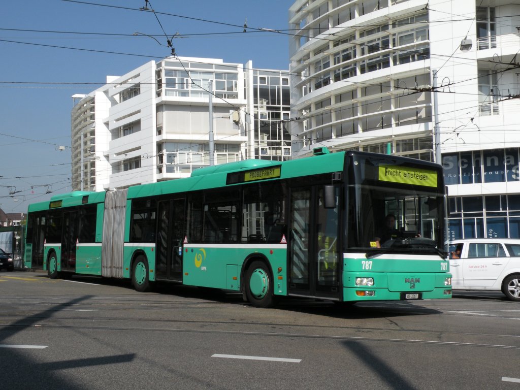 MAN Bus mit der Betriebsnummer 787 auf einer Probefahrt an der Markthalle. Die Aufnahme stammt vom 09.10.2009.