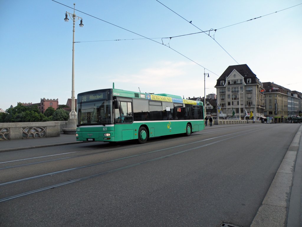 MAN Bus mit der Betriebsnummer 821 auf der Linie 38 Richtung Allschwil unterwegs. Die Aufnahme stammt vom 14.05.2011.