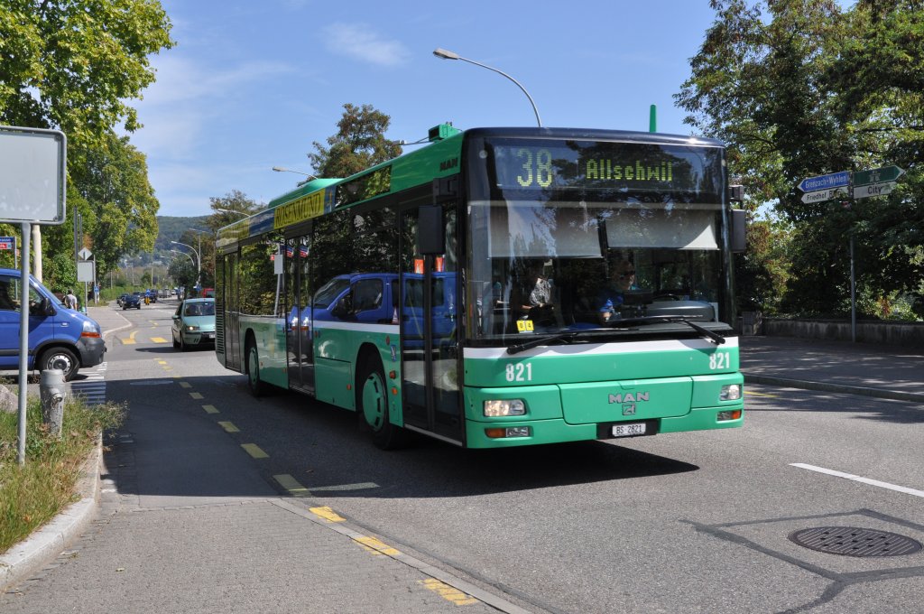 MAN Bus mit der Betriebsnummer 821 auf der Linie 38 in der Grenzacherstrasse. Die Aufnahme stammt vom 16.09.2011.